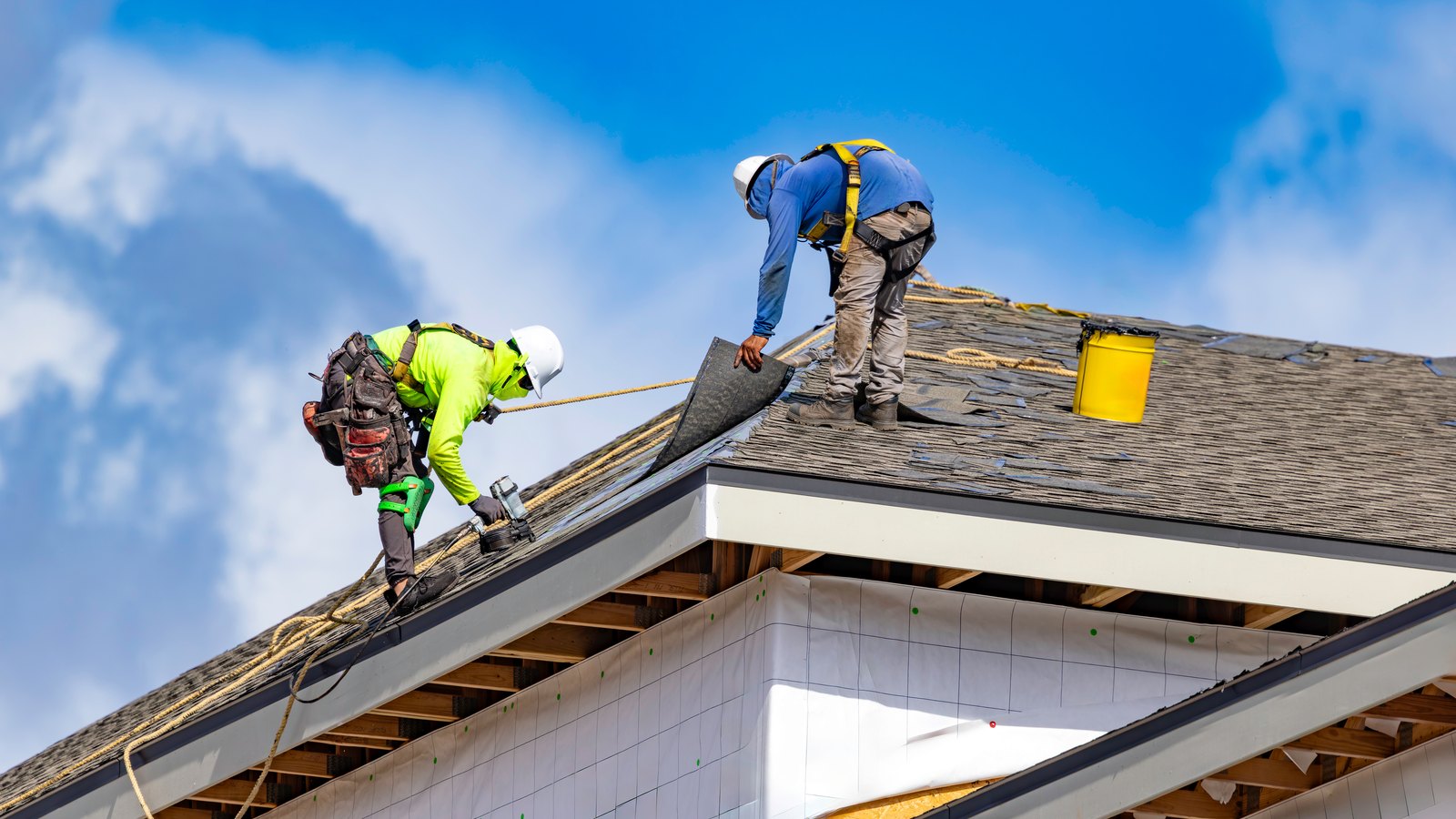 roofing contractors in Washington DC installing a new rowhouse roof