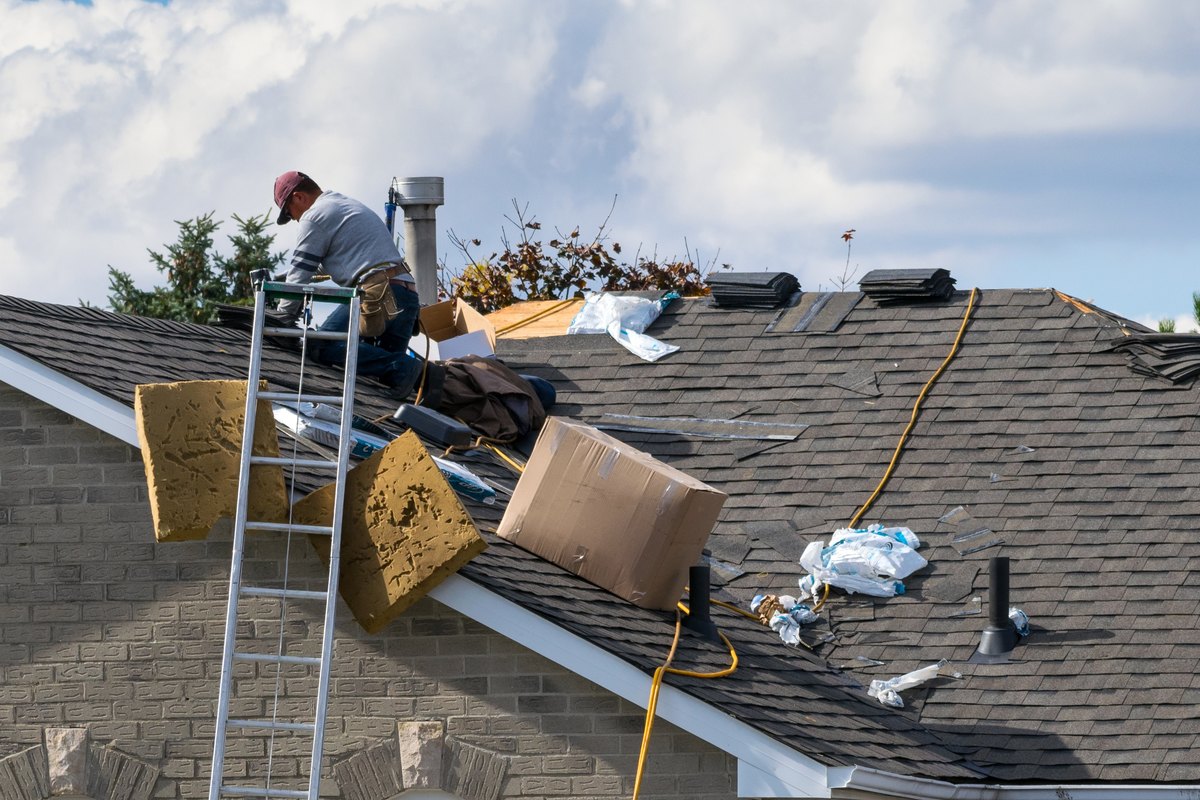 local Washington DC roofing contractor at work